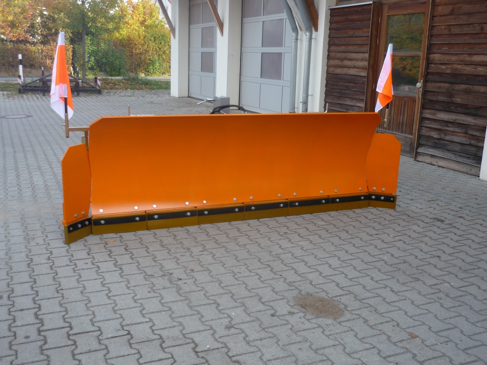 Variables Schneeräumschild mit Federklappen